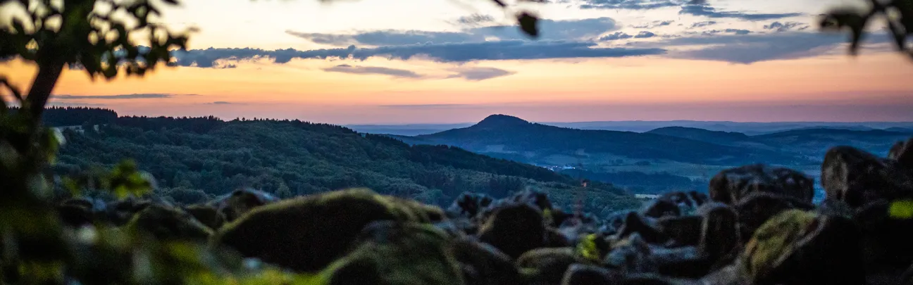 Blick in die Abendsonne in die Hügellandschaft