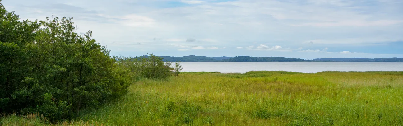 Blick über die Landschaft hin zum Meer