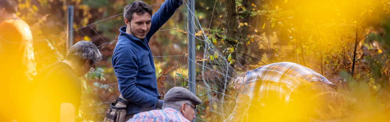 Teilnehmende beim Zaunabbau