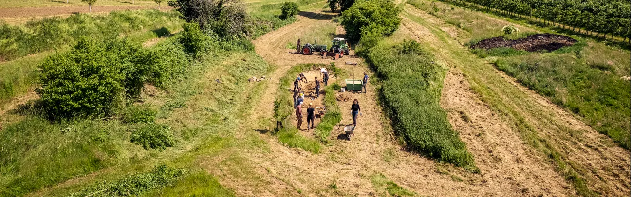 Weiter Blick von oben über die Landschaft inklusive Arbeitsfläche