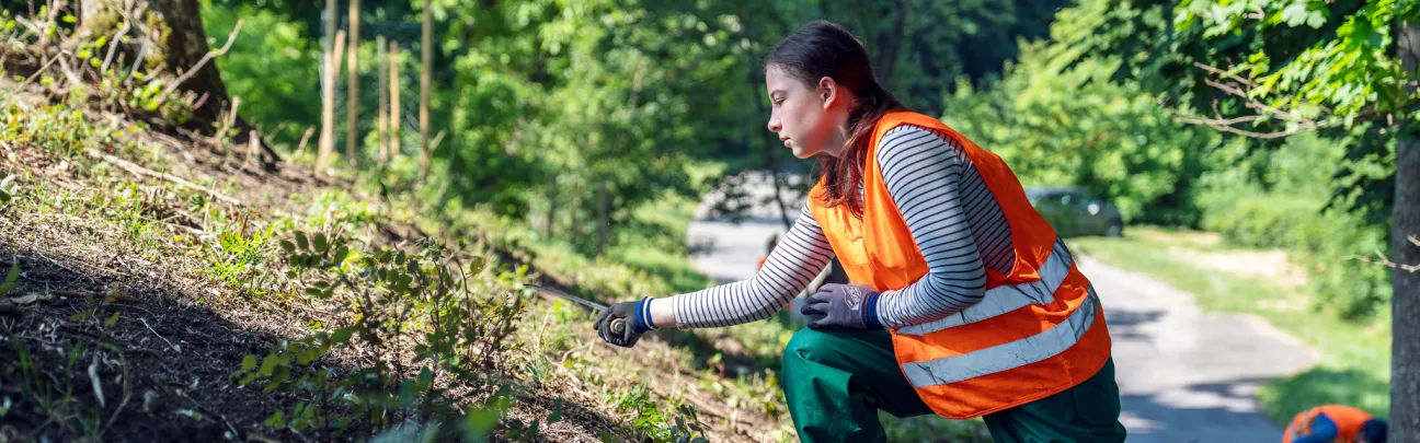Teilnehmerin bei der Pflege am Hang