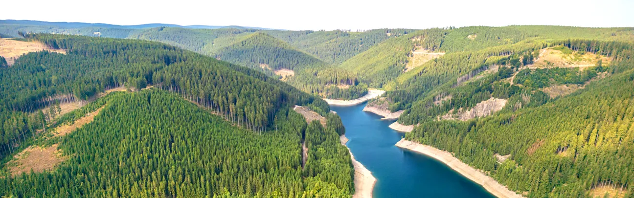 Luftaufnahme auf die Talsperre