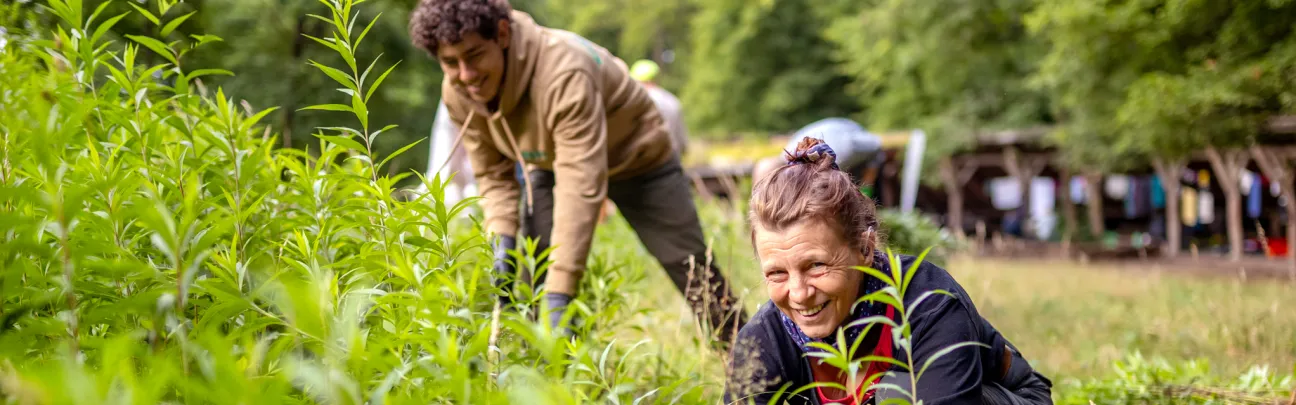 Zwei lächelnde Teilnehmende bei der Pflege