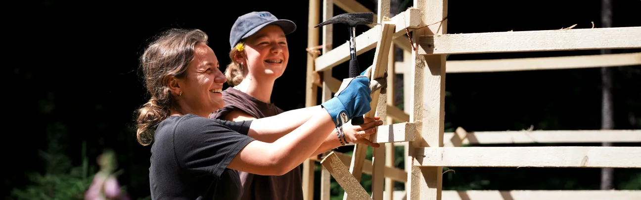 Zwei Frauen beim Hordengatterbau
