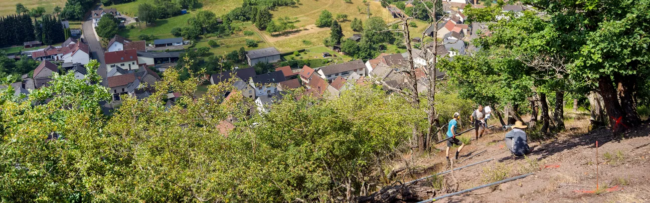 Weiter Blick den Hang hinunter und über das Dorf