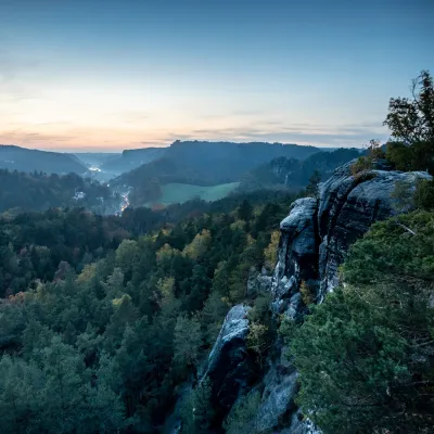 Abendstimmung in der Sächsischen Schweiz mit Blick von einem Berg auf die Landschaft