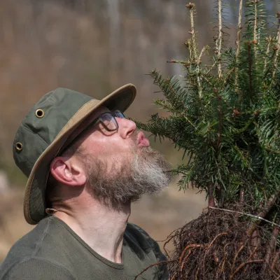 Ein Mann küsst Jungpflanzen