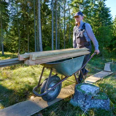 Mann mit Schubkarre
