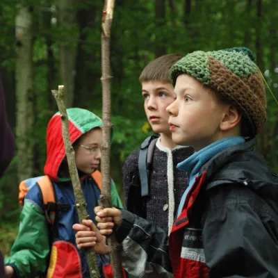 BWP-Freiwilligenwochen_Familienwochen_Rhön.jpg 3 Kinder im Wald spielend