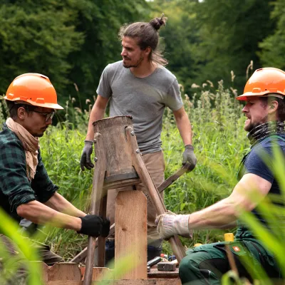 BWP_Freiwilligenprojekte_NP Jasmund.jpg 3 Männer im Moor mit Rammkatze
