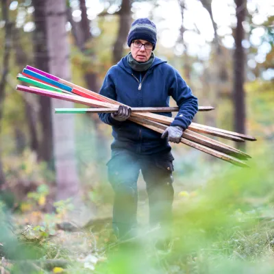 Teilnehmerin mit bunten Stäben