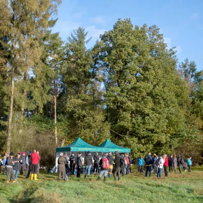 Weiter Blick auf die Teilnehmenden und die Pavillons