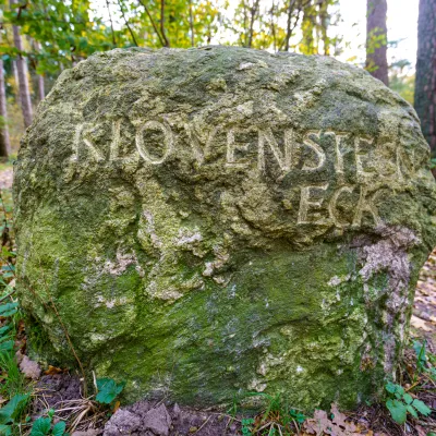 Stein mit der Inschrift "Klövensteen Eck".