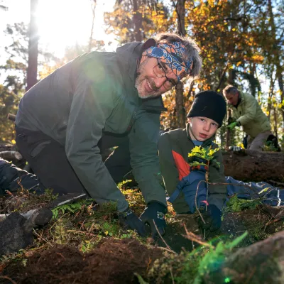Mann mit Kind bei der Pflanzung