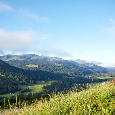 Blick über eine sonnige Berglandschaft