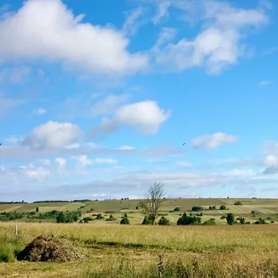 Blick über die weite, offene Landschaft in der Bayerischen Rhön