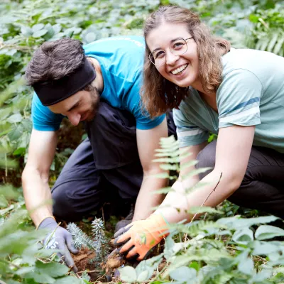 Zwei Teilnehmende bei der Pflanzung