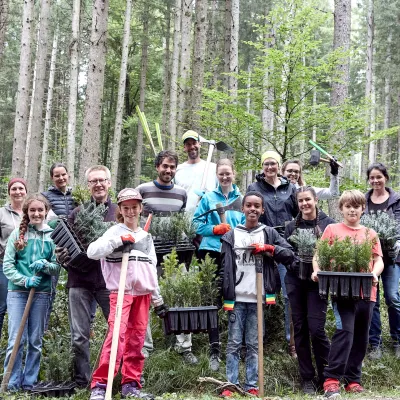 Gruppenfoto der Teilnehmenden mit Jungpflanzen
