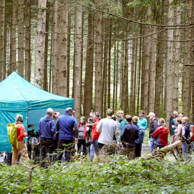 Teilnehmende vor dem Pavillon