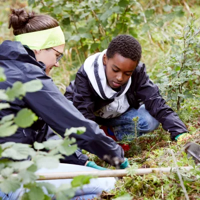 Zwei Teilnehmende bei der Pflanzung