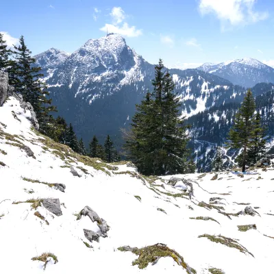 Blick auf die schneebedeckten Berge am Schliersee