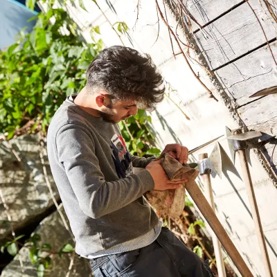 Jugendlicher putzt Wiedehopfhaue