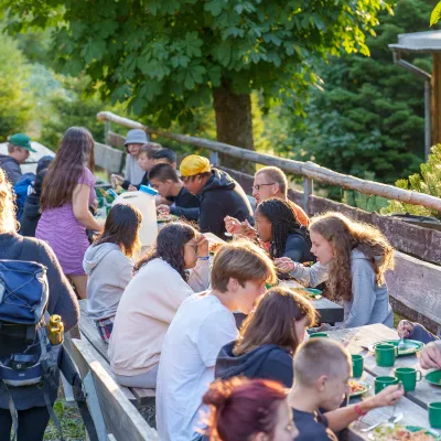 Schulklasse beim Essen