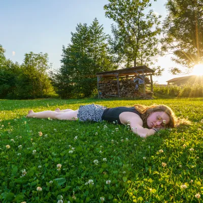 Jugendliche liegt in der Wiese