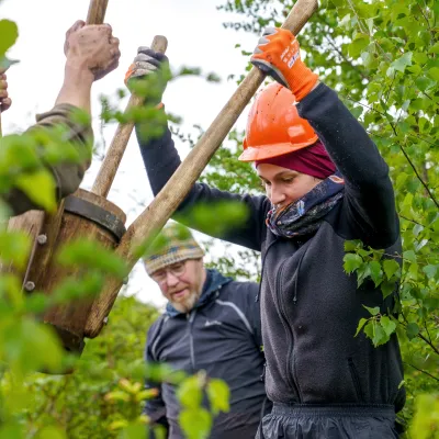 Teilnehmende arbeiten mit der Rammkatze