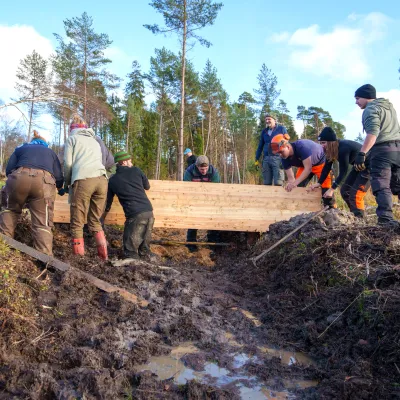 Teilnehmende bei der Arbeit an einer Spundwand