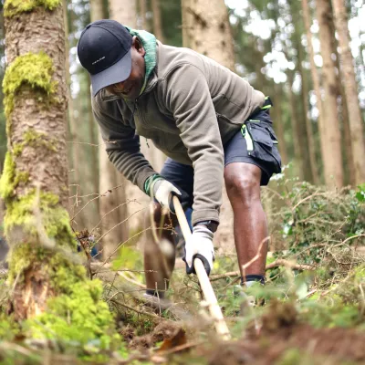 Mann bei der Arbeit mir der Wiedehopfhaue