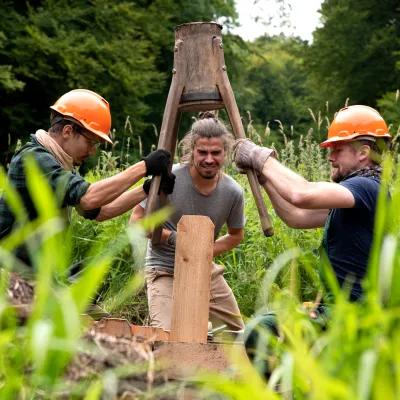 Drei Teilnehmer arbeiten mit der Rammkatze