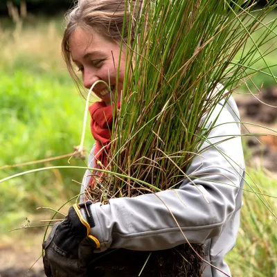 Junge Teilnehmerin mit Binsen