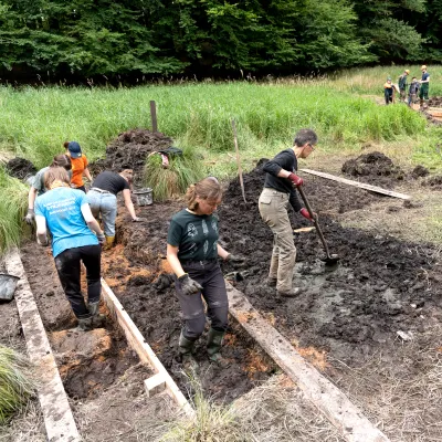 Teilnehmende beim Anbringen der Spundwand