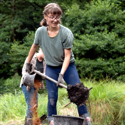 Junge Teilnehmerin mit Schaufel