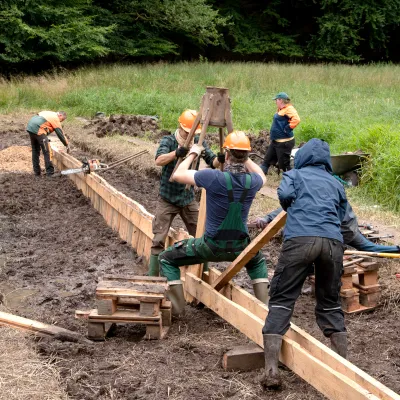 Teilnehmende arbeiten mit der Rammkatze