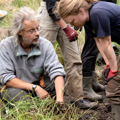 Projektleiter erklärt Teilnehmerin die Vorgehensweise