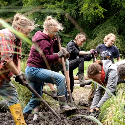 Sechs Teilnehmerinnen beim Arbeiten mit dem Spaten