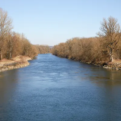 Flusslandschaft im Winter mit unbelaubten Bäumen