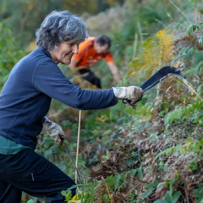 Teilnehmerin bei der Pflege mit einem Gertel