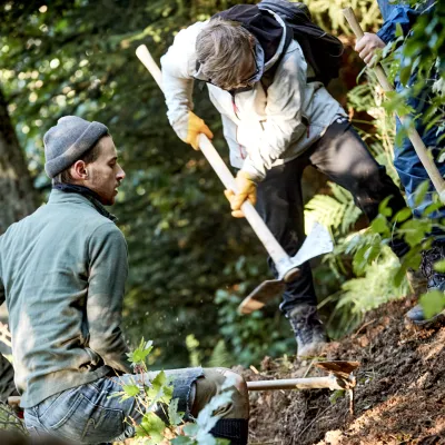 Zwei Teilnehmer bei der Pflanzung