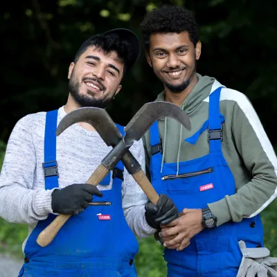 Zwei Teilnehmer posieren mit gekreuzten Gertln