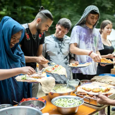 Teilnehmende beim Abendessen