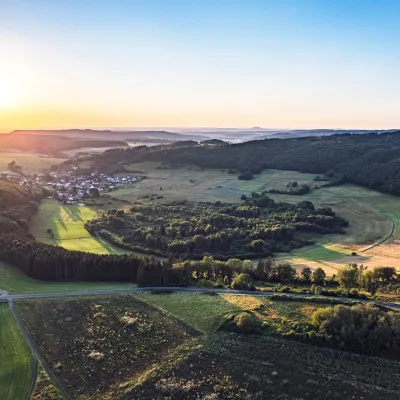 Weiter Blick auf ein Maar