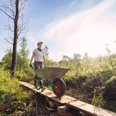 Teilnehmerin mit Schubkarre