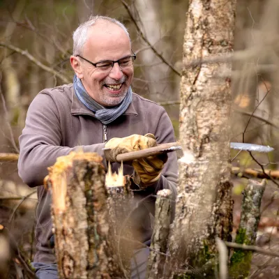Teilnehmer sägt einen Baum