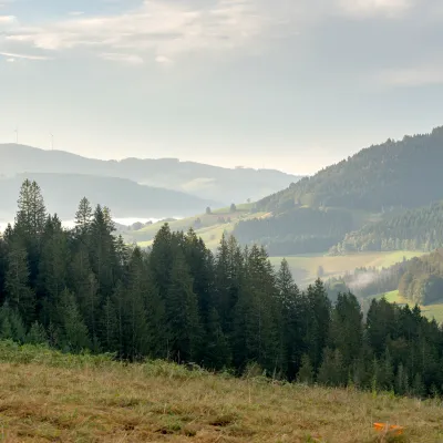 Weiter Blick über eine Landschaft in Belchen