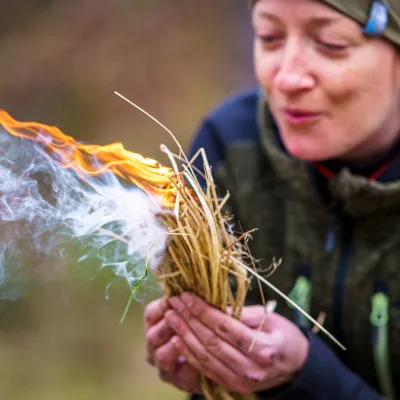 Frau mit brennendem Stroh
