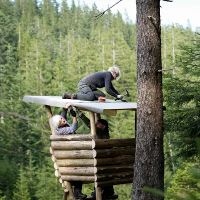 Zwei Frauen beim Bau eines Hochsitzes