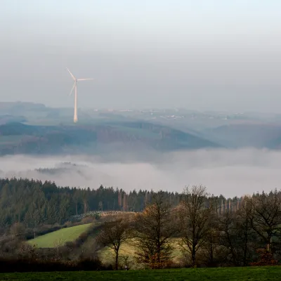 Weiter Blick über eine neblige Landschaft in Neuerburg